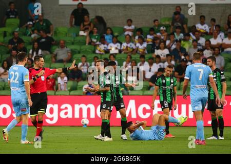 MELBOURNE, AUSTRALIA - 1 APRILE: Alessandro Diamanti del Western United diventa emozionale durante la partita di calcio Hyundai A-League tra il Western United FC e il Melbourne City FC il 1° aprile 2021 all'AAMI Park di Melbourne, Australia. (Foto di Dave Hewison) Foto Stock
