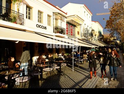 Taverne e ristoranti lungo la via Adrianou pdeestrian a Monastirakiou, Atene, Grecia. Foto Stock