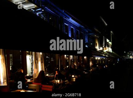 Taverne e ristoranti lungo la via Adrianou pdeestrian a Monastirakiou, Atene, Grecia. Foto Stock
