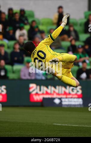 MELBOURNE, AUSTRALIA - 14 MARZO: Ryan Scott della Western United deflette il pallone durante la partita di calcio Hyundai A-League tra la squadra di calcio Western United FC e la squadra di football Brisbane Roar FC il 14 marzo 2021 presso l'AAMI Park di Melbourne, Australia. (Foto di Dave Hewison) Foto Stock