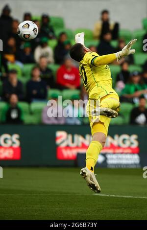 MELBOURNE, AUSTRALIA - 14 MARZO: Ryan Scott della Western United deflette il pallone durante la partita di calcio Hyundai A-League tra la squadra di calcio Western United FC e la squadra di football Brisbane Roar FC il 14 marzo 2021 presso l'AAMI Park di Melbourne, Australia. (Foto di Dave Hewison) Foto Stock