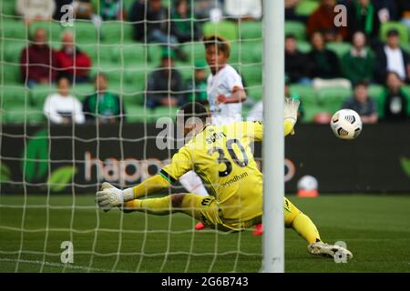 MELBOURNE, AUSTRALIA - 14 MARZO: Ryan Scott della Western United blocca il pallone durante la partita di calcio Hyundai A-League tra la squadra di calcio Western United FC e la squadra di football Brisbane Roar FC il 14 marzo 2021 presso l'AAMI Park di Melbourne, Australia. (Foto di Dave Hewison) Foto Stock