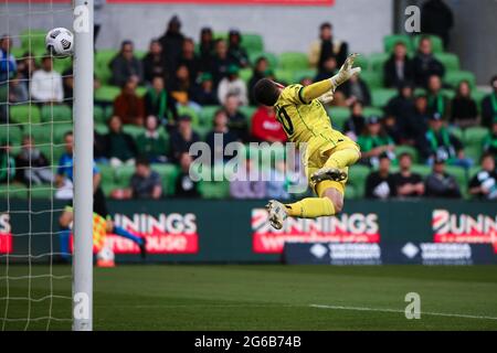 MELBOURNE, AUSTRALIA - 14 MARZO: Ryan Scott della Western United deflette il pallone durante la partita di calcio Hyundai A-League tra la squadra di calcio Western United FC e la squadra di football Brisbane Roar FC il 14 marzo 2021 presso l'AAMI Park di Melbourne, Australia. (Foto di Dave Hewison) Foto Stock