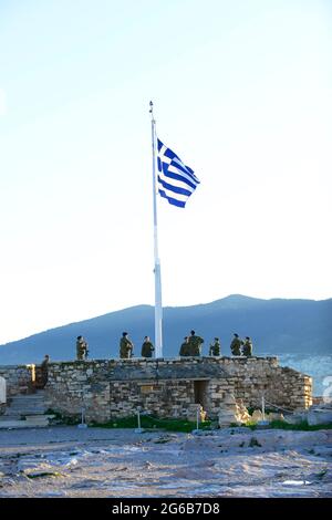 I solder greci salutano la bandiera greca durante la cerimonia della bandiera di primo mattino in cima all'Acropoli di Atene, in Grecia. Foto Stock