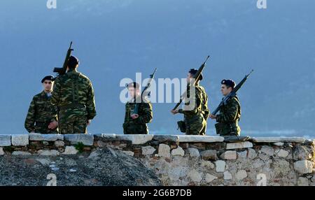 I solder greci salutano la bandiera greca durante la cerimonia della bandiera di primo mattino in cima all'Acropoli di Atene, in Grecia. Foto Stock