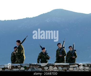 I solder greci salutano la bandiera greca durante la cerimonia della bandiera di primo mattino in cima all'Acropoli di Atene, in Grecia. Foto Stock