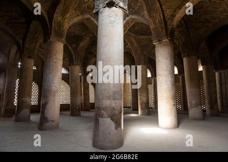 Interno con colonne ad arco di mattoni, moschea del venerdì (moschea di Jameh), Isfahan (Esfahan), Provincia di Isfahan, Iran, Persia, Asia occidentale, Asia Foto Stock