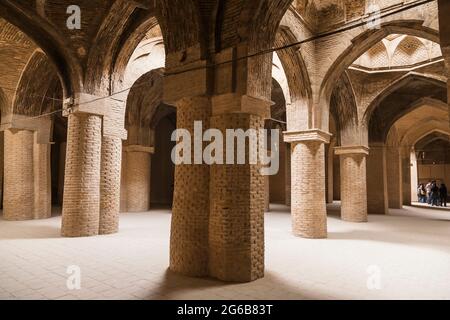 Interno con colonne ad arco di mattoni, moschea del venerdì (moschea di Jameh), Isfahan (Esfahan), Provincia di Isfahan, Iran, Persia, Asia occidentale, Asia Foto Stock