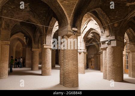 Interno con colonne ad arco di mattoni, moschea del venerdì (moschea di Jameh), Isfahan (Esfahan), Provincia di Isfahan, Iran, Persia, Asia occidentale, Asia Foto Stock