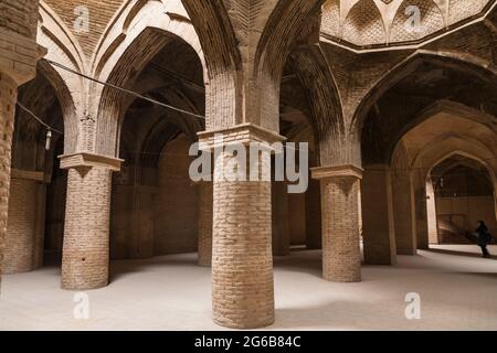 Interno con colonne ad arco di mattoni, moschea del venerdì (moschea di Jameh), Isfahan (Esfahan), Provincia di Isfahan, Iran, Persia, Asia occidentale, Asia Foto Stock