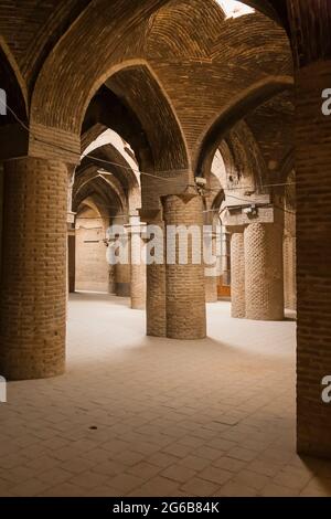 Interno con colonne ad arco di mattoni, moschea del venerdì (moschea di Jameh), Isfahan (Esfahan), Provincia di Isfahan, Iran, Persia, Asia occidentale, Asia Foto Stock