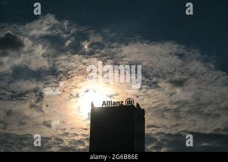 Berlino, Germania. 03 luglio 2021. Il logo Allianz può essere visto sull'edificio TREPTowers mentre il sole tramonta la sera. Credit: Jens Kalaene/dpa-Zentralbild/ZB/dpa/Alamy Live News Foto Stock