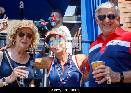 Columbus, Stati Uniti. 04 luglio 2021. I patroni si godono i festeggiamenti del 4 luglio. La Doo Dah Parade, una tradizione del 4 luglio a Columbus, Ohio, attira moltitudini di persone per celebrare il compleanno degli Stati Uniti d'America, e rivitalizza le aziende del breve Nord. Credit: SOPA Images Limited/Alamy Live News Foto Stock