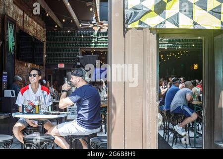 Columbus, Stati Uniti. 04 luglio 2021. I patroni del Biergarten si godono al ristorante dopo la Doo Dah Parade. La Doo Dah Parade, una tradizione del 4 luglio a Columbus, Ohio, porta moltitudini di persone fuori per celebrare il compleanno degli Stati Uniti d'America, e rivitalizza le imprese nel breve Nord. Credit: SOPA Images Limited/Alamy Live News Foto Stock