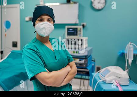 Chirurgo in uniforme e maschera respiratoria in clinica Foto Stock