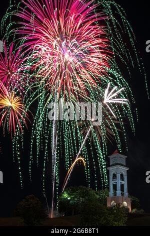 Prattville, Alabama, USA-4 luglio 2021: Homeplace Clocktower, un punto di riferimento ben noto a Prattville, con torreggianti fuochi d'artificio mostra sullo sfondo. Foto Stock