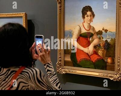 Mosca, Russia. 04 luglio 2021. Un visitatore scatta foto di 'Ritratto di una donna italiana' sul suo telefono durante la mostra."sogni di libertà. Romanticism in Russia and Germany "- il più grande progetto espositivo internazionale nella storia della Galleria Tretyakov dedicato a questo tema, è stato sviluppato in collaborazione con le collezioni d'Arte di Stato di Dresda. Questo è il primo tentativo su larga scala di confrontare su una piattaforma l'arte dell'era del romanticismo in Russia e Germania. Credit: SOPA Images Limited/Alamy Live News Foto Stock