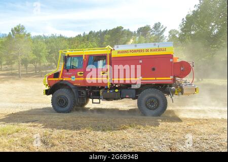 Draguignan, Francia. 02 luglio 2021. Un camion antincendio visto in formazione durante la dimostrazione.le squadre antincendio svolgono una formazione finale di fronte al Ministro dell'interno Gerald Darmanin e il Ministro dell'ambiente Barbara Pompili. I mesi di maggio, giugno e luglio dovrebbero essere più caldi e più asciutti del normale come annunciato da Meteo France. Il rischio di incendio per questo periodo è al livello estremo più alto. Credit: SOPA Images Limited/Alamy Live News Foto Stock