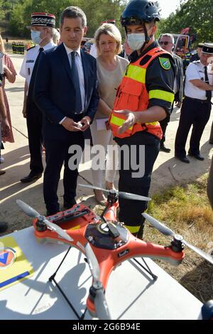 Draguignan, Francia. 02 luglio 2021. Gerald Darmanin e Barbara Pompili osservano un drone utilizzato per rilevare gli incendi durante la dimostrazione.le squadre antincendio svolgono una formazione finale di fronte al ministro dell'interno Gerald Darmanin e al ministro dell'ambiente Barbara Pompili. I mesi di maggio, giugno e luglio dovrebbero essere più caldi e più asciutti del normale come annunciato da Meteo France. Il rischio di incendio per questo periodo è al livello estremo più alto. Credit: SOPA Images Limited/Alamy Live News Foto Stock