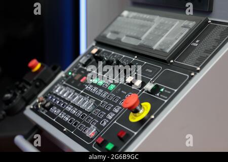 Pannello di controllo CNC della macchina da tornio industriale. Messa a fuoco selettiva. Foto Stock