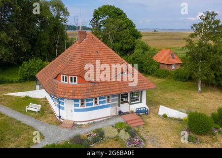 Hiddensee, Germania. 25 Giugno 2021. L'ex casa estiva del film silente danese Diva asta Nielsen. Porta il nome Karusel e, con la sua sala per matrimoni, è uno dei luoghi più popolari dell'isola di Hiddensee. (Girato con un drone) Credit: Stephan Schulz/dpa-Zentralbild/ZB/dpa/Alamy Live News Foto Stock