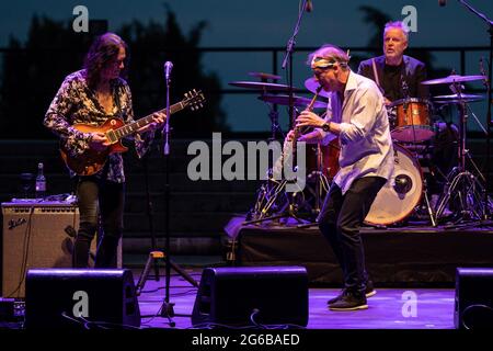 Gardone Riviera, Italia. 04 luglio 2021. Robben Ford suona la chitarra e Bill Evans suona il sassofono durante ROBBEN FORD & BILL EVANS - Festival Tener-a-mente 2021, Concerto musicale a Gardone Riviera, Italia, luglio 04 2021 Credit: Independent Photo Agency/Alamy Live News Foto Stock