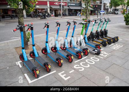 File photo datato 29/6/2021, General view of e-Scooters operated by Dott, Lime and Tier at an e-Scooter hire point in Kensington, West London. Una prova di e-scooter a Londra è in programma di essere ampliato a tre altri distretti. Città di Londra, Southwark e alcune parti di Lambeth inizieranno a lanciare e-scooter da Lunedi, portando il numero totale disponibile per l'affitto nella capitale a 1,200. Data di emissione: Lunedì 5 luglio 2021. Foto Stock