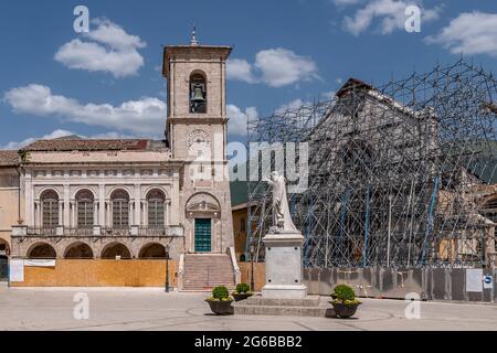 La facciata del Palazzo comunale di Norcia, Perugia, Italia, accanto alla basilica di San Benedetto, distrutta dal terremoto Foto Stock