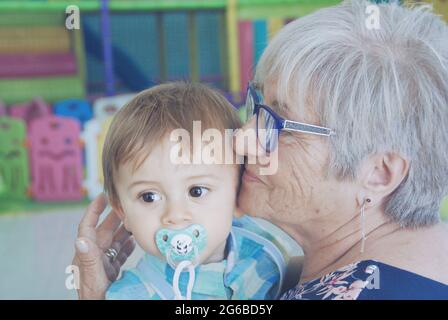 Ritratto di una nonna che coccola il nipote Foto Stock