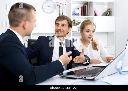 Colleghi aziendali che parlano di attività lavorativa Foto Stock