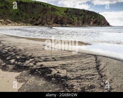 Cenere di Bushfire nella sabbia di Western River Bay Kangaroo Island, Australia del Sud Foto Stock