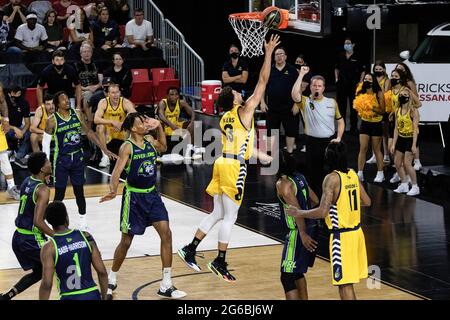 Edmonton, Canada. 02 luglio 2021. Mathieu Kamba (10) di Edmonton Stingers ha visto in azione durante la Canadian Elite Basketball League del 2021 tra i Niagara River Lions e gli Edmonton Stingers all'Edmonton Expo Center. (Punteggio finale; Niagara River Lions 75:82 Edmonton Stingers) (Foto di Ron Palmer/SOPA Images/Sipa USA) Credit: Sipa USA/Alamy Live News Foto Stock