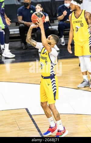 Edmonton, Canada. 02 luglio 2021. Xavier Moon (4) di Edmonton Stingers ha visto in azione durante la Canadian Elite Basketball League del 2021 tra Niagara River Lions e gli Edmonton Stingers all'Edmonton Expo Center. (Punteggio finale; Niagara River Lions 75:82 Edmonton Stingers) (Foto di Ron Palmer/SOPA Images/Sipa USA) Credit: Sipa USA/Alamy Live News Foto Stock