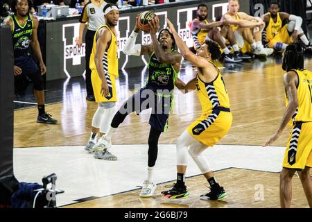 Edmonton, Canada. 02 luglio 2021. Daniel Mullings (25) ha visto in azione durante la Canadian Elite Basketball League del 2021 tra i Niagara River Lions e gli Edmonton Stingers all'Edmonton Expo Center. (Punteggio finale; Niagara River Lions 75:82 Edmonton Stingers) (Foto di Ron Palmer/SOPA Images/Sipa USA) Credit: Sipa USA/Alamy Live News Foto Stock