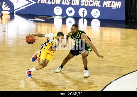 Edmonton, Canada. 02 luglio 2021. Xavier Moon (4) di Edmonton Stingers ha visto in azione durante la Canadian Elite Basketball League del 2021 tra Niagara River Lions e gli Edmonton Stingers all'Edmonton Expo Center. (Punteggio finale; Niagara River Lions 75:82 Edmonton Stingers) (Foto di Ron Palmer/SOPA Images/Sipa USA) Credit: Sipa USA/Alamy Live News Foto Stock