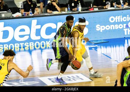 Edmonton, Canada. 02 luglio 2021. Mathieu Kamba (10) di Edmonton Stingers ha visto in azione durante la Canadian Elite Basketball League del 2021 tra i Niagara River Lions e gli Edmonton Stingers all'Edmonton Expo Center. (Punteggio finale; Niagara River Lions 75:82 Edmonton Stingers) Credit: SOPA Images Limited/Alamy Live News Foto Stock