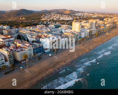 Vista aerea della costa del paesaggio urbano di Calafell con moderni edifici di appartamenti Foto Stock