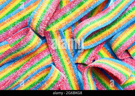 Caramelle colorate in gelatina con spolverini di zucchero. Sfondo di caramelle  arcobaleno dal sapore acre. Vista dall'alto Foto stock - Alamy