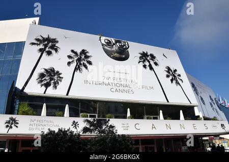 Francia, Cannes, il manifesto ufficiale del 74a Festival Internazionale del Film sul Palazzo del Festival. L'artista scelto quest'anno è Spike Lee. Foto Stock