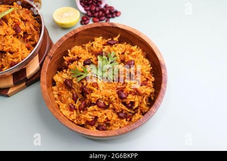 Cucina indiana - Kidney Beans Biryani, Rajma Pulao. Guarnito con coriandolo tritato e spicchi di limone. Rajma biryani servito con dahi. Foto Stock