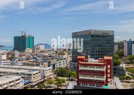 Kota Kinabalu, Sabah, Malesia : 27 Marzo 2021-Vista panoramica della città di Kota Kinabalu con Plaza Shell Building (sede della Sabah Shell Petroleum Co L Foto Stock