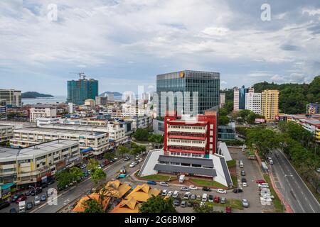 Kota Kinabalu, Sabah, Malesia : 27 Marzo 2021-Vista panoramica della città di Kota Kinabalu con Plaza Shell Building (sede della Sabah Shell Petroleum Co L Foto Stock