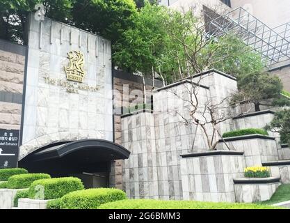 Il Ritz Carlton Hotel Signage si trova di fronte all'edificio di Kangnam, Seoul, Corea Foto Stock