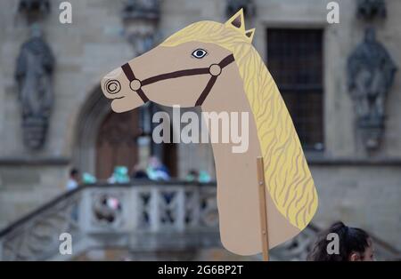05 luglio 2021, bassa Sassonia, Osnabrück: Di fronte al municipio è possibile vedere un enorme cavallo hobby. L'equitazione hobbyhorse si tiene dal 1953. L'usanza si svolge ogni anno per commemorare la Pace di Westfalia nel 1648. L'anno scorso, la corsa a cavallo hobby è stata annullata per la prima volta e ha dovuto essere rimandata a causa della pandemia di Corona. Foto: Frito Gentsch/dpa Foto Stock