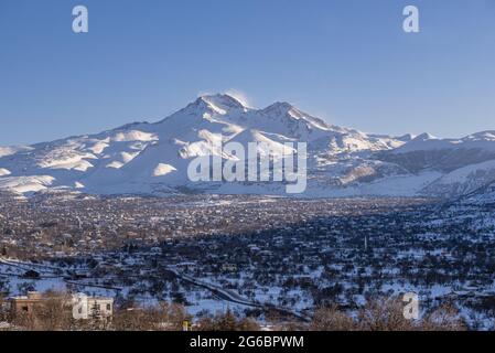 Famoso Monte Erciyes innevato o Argaeus, un grande stratovulcano in Turchia Foto Stock