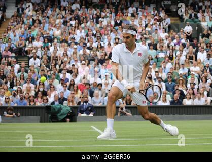 Londra, Regno Unito. 03 luglio 2021. Roger Federer in azione contro Cameron Norrie nel terzo round. Wimbledon Day Six Credit: Paul Marriott/Alamy Live News Foto Stock