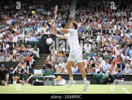 Londra, Regno Unito. 03 luglio 2021. Cameron Norrie nella sua partita contro Roger Federer al Wimbledon Day Six Credit: Paul Marriott/Alamy Live News Foto Stock