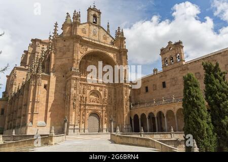 Salamanca / Spagna - 05 12 2021: Vista dettagliata sulla facciata anteriore del convento di San Esteban, stile gotico plateresco, centro di Salamanca Foto Stock