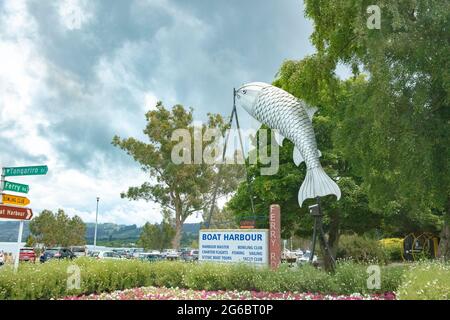 Gigantesca scultura di pesce trota vicino a Boat Harbour Taupo Lakefront, Waikato Regione, Nuova Zelanda. Preso a Taupo, Nuova Zelanda, l'8 dicembre 2019 Foto Stock