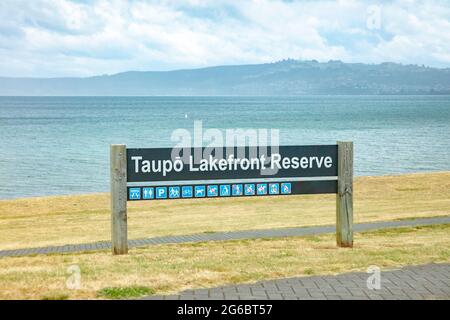 Vista del cartello della riserva sul lago di taupo. Preso a Taupo, Nuova Zelanda, l'8 dicembre 2019 Foto Stock